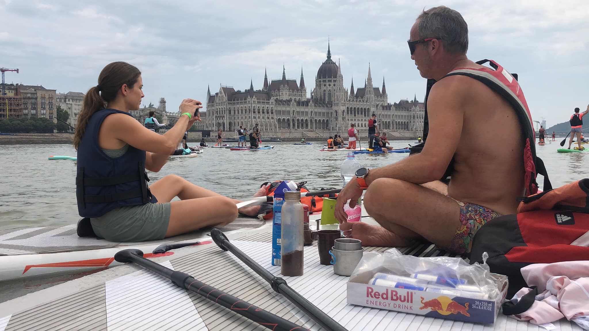 SUP-osok a Dunán, háttérben a Parlament