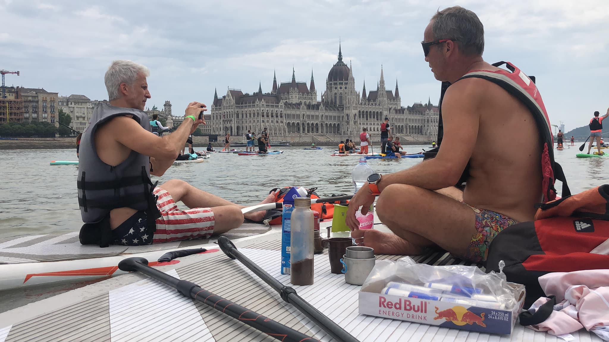 SUP-osok a Dunán, háttérben a Parlament